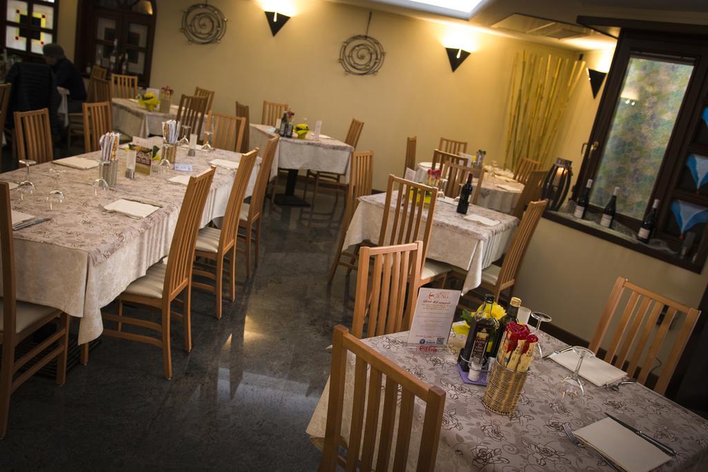 Hotel Ristorante Cigno - Camere And Aparthotel Latisana Buitenkant foto