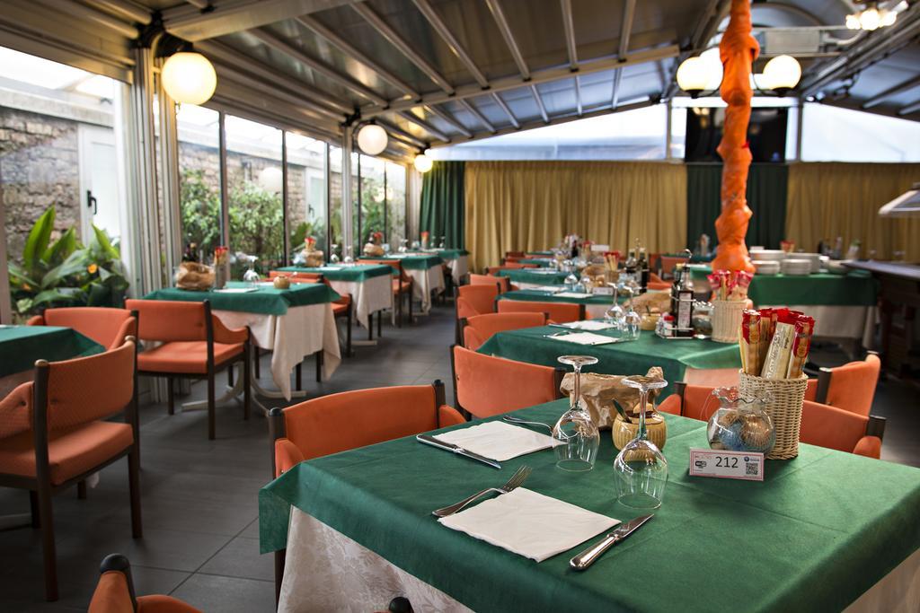 Hotel Ristorante Cigno - Camere And Aparthotel Latisana Buitenkant foto