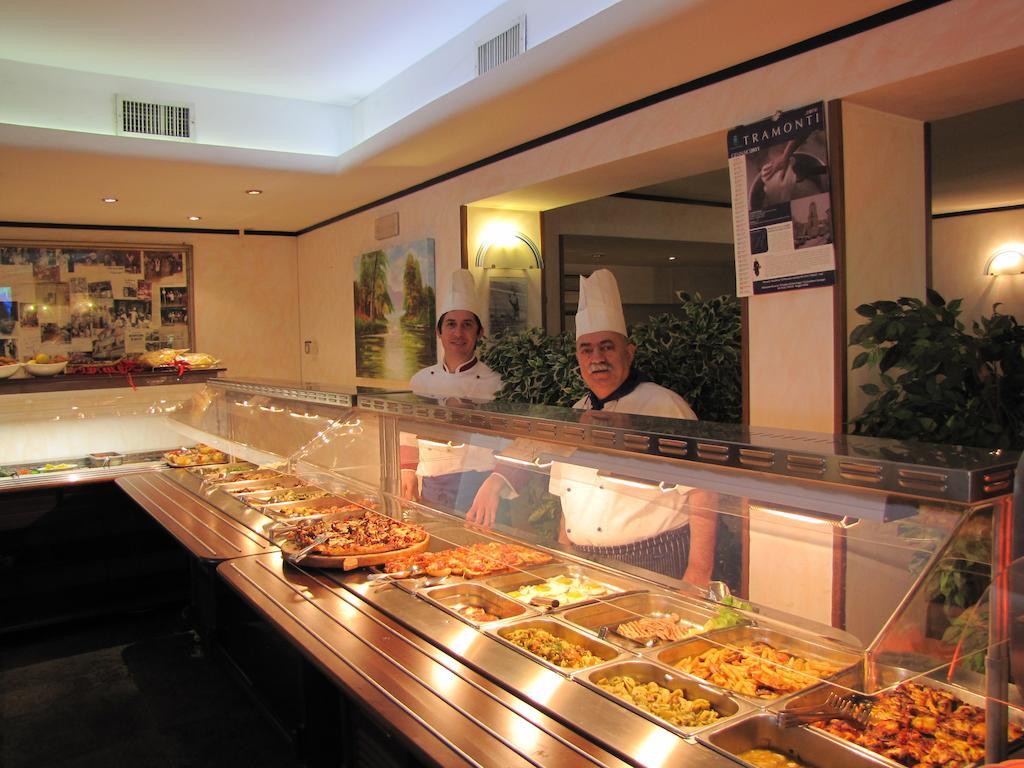 Hotel Ristorante Cigno - Camere And Aparthotel Latisana Buitenkant foto